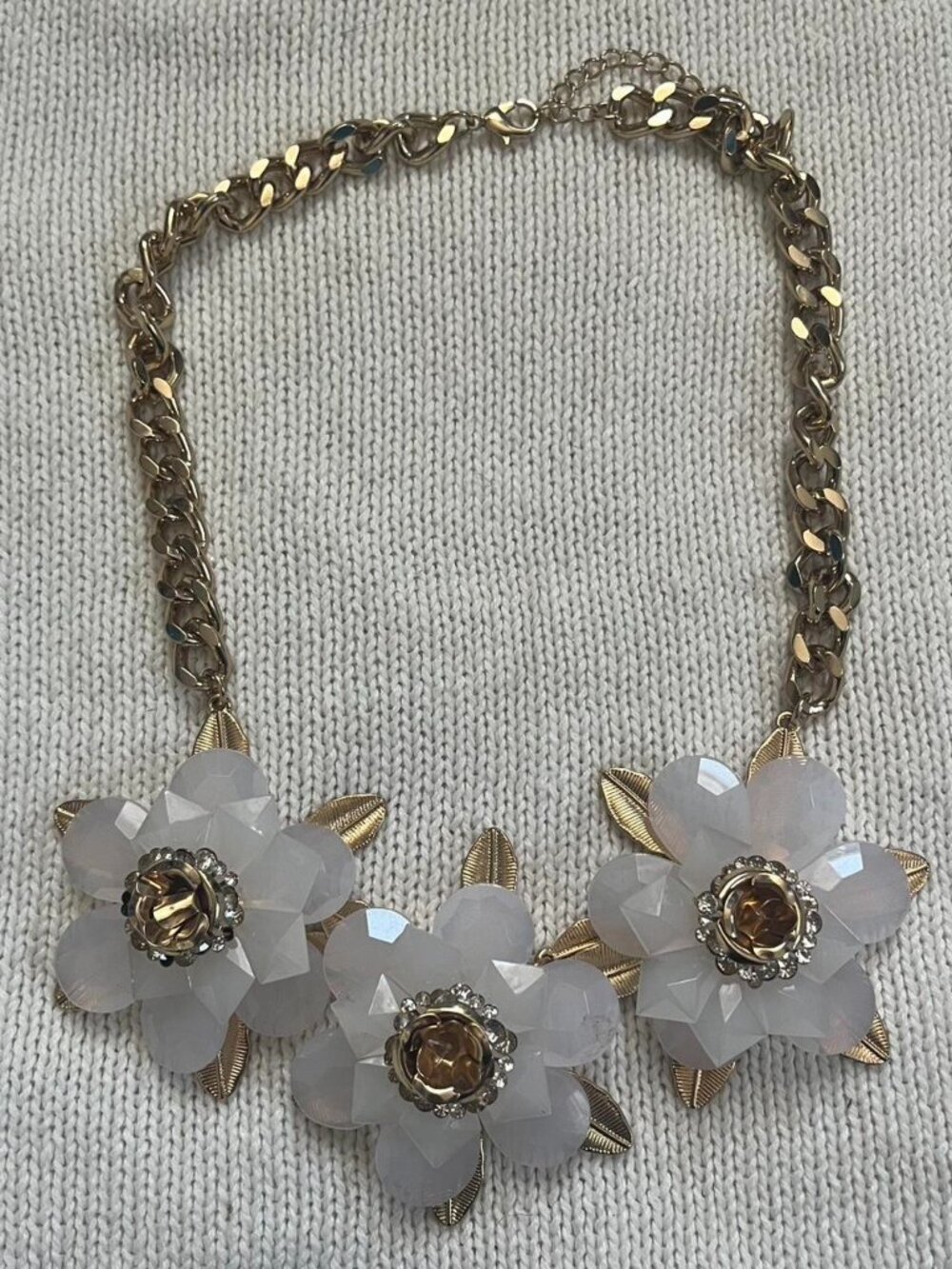 Floral necklace with rhinestones and beads